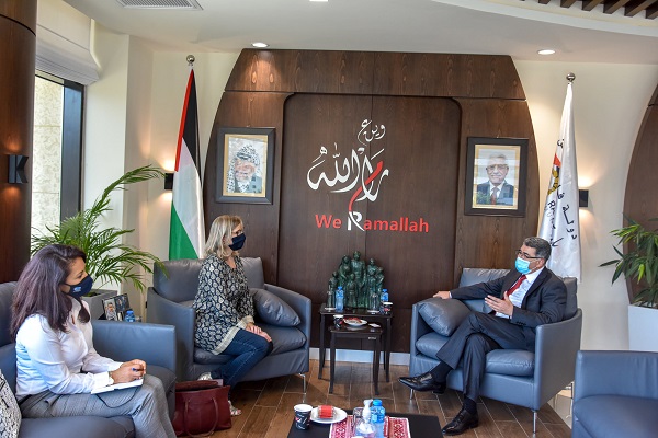 رئيس بلدية رام الله يستقبل ممثلة كندا في فلسطين
