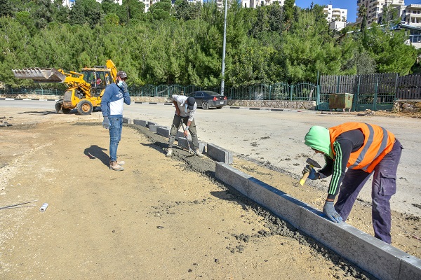 بلدية رام الله تقوم بأعمال تأهيل في شارع جاك شيراك
