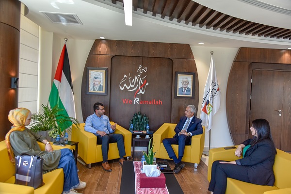 بلدية رام الله تستقبل منسق حركة مقاطعة إسرائيل 
