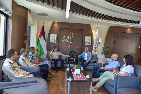 بلدية رام الله والضابطة الجمركية تؤكدان على ضرورة الالتزام بمعايير الصحة والسلامة العامة 
