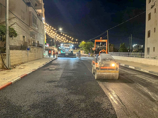 بلدية رام الله تقوم بتعبيد شارع خليل أبو ريا
