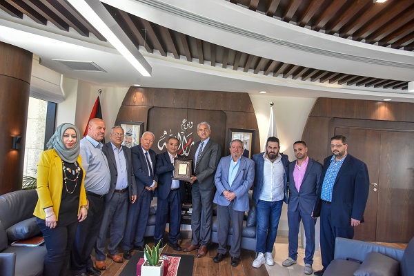 بلدية رام الله تستقبل وفداً من مركز خليل أبو ريا للتأهيل
