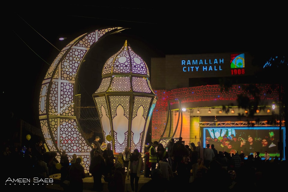 بلدية رام الله تضيء فانوس رمضان 