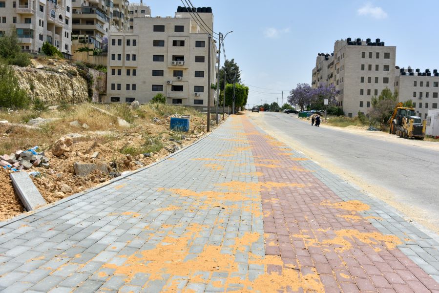 بلدية رام الله تواصل العمل على توسعة شارع النهضة النسائية
