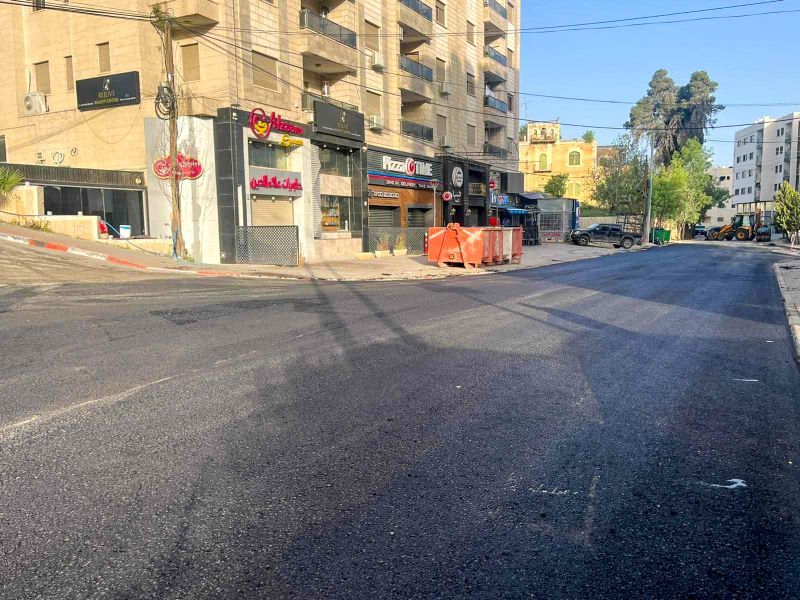 بلدية رام الله تقوم بتعبيد شارع النعاني
