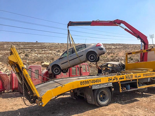 بلدية رام الله تقوم بحملة لإزالة هياكل المركبات في المدينة 

