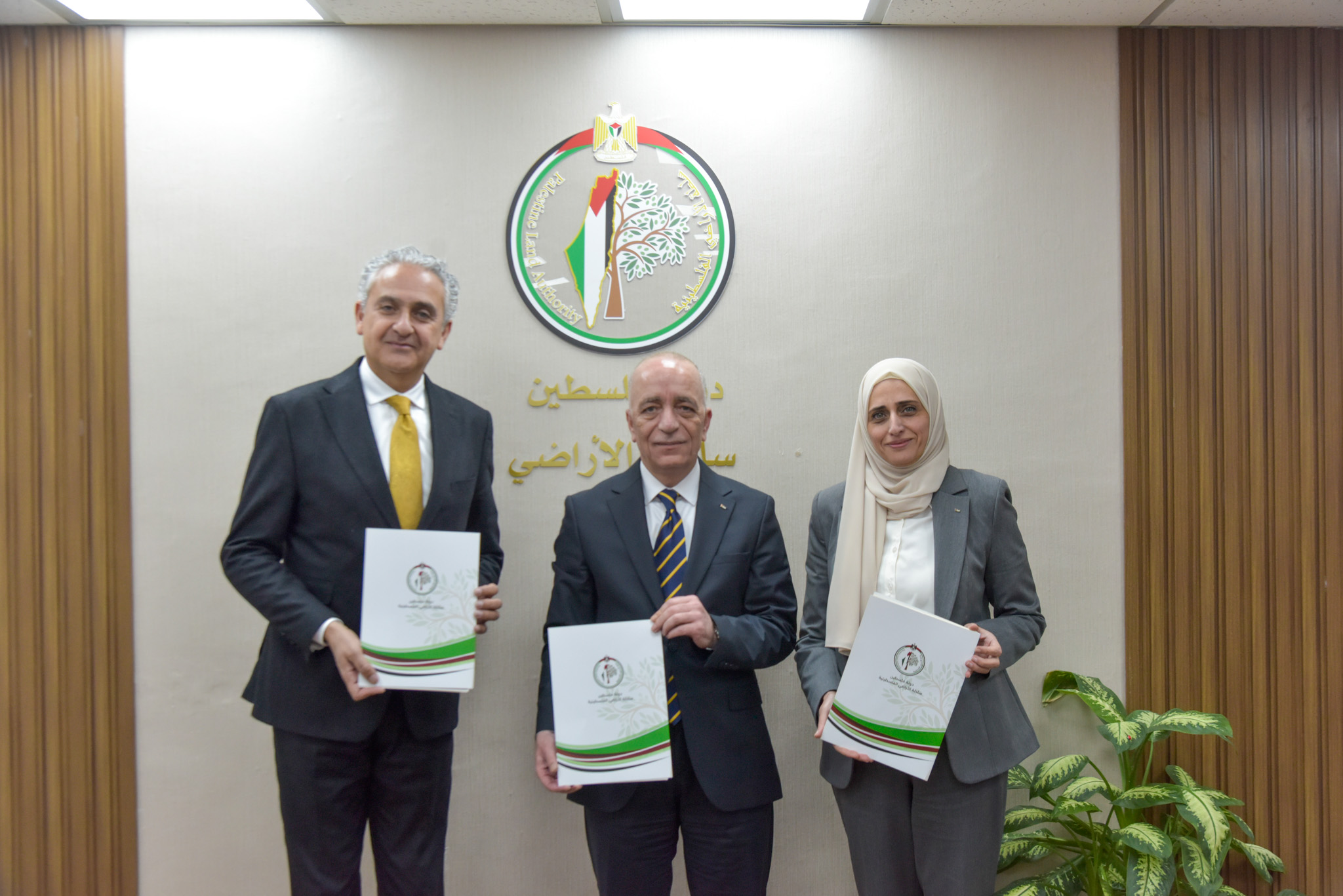 توقيع مذكرة تفاهم لتعزيز تبادل البيانات والتحول الرقمي بين بلدية رام الله ووزارة الاتصالات وسلطة الأراضي